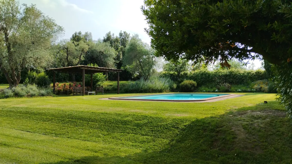 Agriturismo con piscina - cura del verde